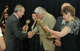 Wręczenie nagr&oacute;d laureatom VI edycji konkursu &bdquo;Orzeł Powiatu Gnieźnieńskiego dla Przedsiębiorczości 2009-2011&rdquo; w kategorii inwestor.