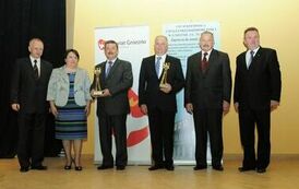 Wręczenie nagr&oacute;d laureatom VI edycji konkursu &bdquo;Orzeł Powiatu Gnieźnieńskiego dla Przedsiębiorczości 2009-2011&rdquo; w kategorii lider ekologii.