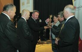 Wręczenie nagr&oacute;d laureatom VI edycji konkursu &bdquo;Orzeł Powiatu Gnieźnieńskiego dla Przedsiębiorczości 2009-2011&rdquo; w kategorii lider ekologii.