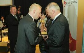 Wręczenie nagr&oacute;d laureatom VI edycji konkursu &bdquo;Orzeł Powiatu Gnieźnieńskiego dla Przedsiębiorczości 2009-2011&rdquo; w kategorii lider ekologii.