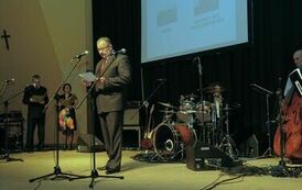 Wręczenie nagr&oacute;d laureatom VI edycji konkursu &bdquo;Orzeł Powiatu Gnieźnieńskiego dla Przedsiębiorczości 2009-2011&rdquo; w kategorii lider ekologii.