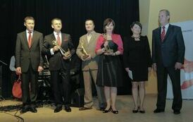 Wręczenie nagr&oacute;d laureatom VI edycji konkursu &bdquo;Orzeł Powiatu Gnieźnieńskiego dla Przedsiębiorczości 2009-2011&rdquo; w kategorii średnie przedsiębiorstwo.