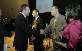 Wręczenie nagr&oacute;d laureatom VI edycji konkursu &bdquo;Orzeł Powiatu Gnieźnieńskiego dla Przedsiębiorczości 2009-2011&rdquo; w kategorii średnie przedsiębiorstwo.