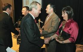 Wręczenie nagr&oacute;d laureatom VI edycji konkursu &bdquo;Orzeł Powiatu Gnieźnieńskiego dla Przedsiębiorczości 2009-2011&rdquo; w kategorii średnie przedsiębiorstwo.