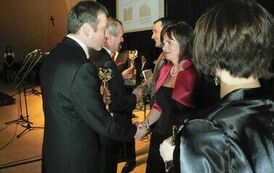 Wręczenie nagr&oacute;d laureatom VI edycji konkursu &bdquo;Orzeł Powiatu Gnieźnieńskiego dla Przedsiębiorczości 2009-2011&rdquo; w kategorii średnie przedsiębiorstwo.