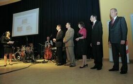 Wręczenie nagr&oacute;d laureatom VI edycji konkursu &bdquo;Orzeł Powiatu Gnieźnieńskiego dla Przedsiębiorczości 2009-2011&rdquo; w kategorii średnie przedsiębiorstwo.