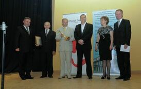 Wręczenie nagr&oacute;d laureatom VI edycji konkursu &bdquo;Orzeł Powiatu Gnieźnieńskiego dla Przedsiębiorczości 2009-2011&rdquo; w kategorii małe przedsiębiorstwo.