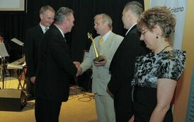 Wręczenie nagr&oacute;d laureatom VI edycji konkursu &bdquo;Orzeł Powiatu Gnieźnieńskiego dla Przedsiębiorczości 2009-2011&rdquo; w kategorii małe przedsiębiorstwo.