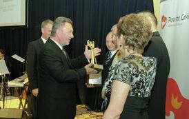 Wręczenie nagr&oacute;d laureatom VI edycji konkursu &bdquo;Orzeł Powiatu Gnieźnieńskiego dla Przedsiębiorczości 2009-2011&rdquo; w kategorii małe przedsiębiorstwo.