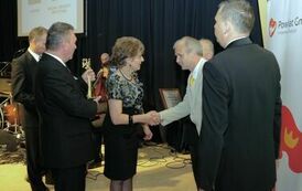 Wręczenie nagr&oacute;d laureatom VI edycji konkursu &bdquo;Orzeł Powiatu Gnieźnieńskiego dla Przedsiębiorczości 2009-2011&rdquo; w kategorii małe przedsiębiorstwo.