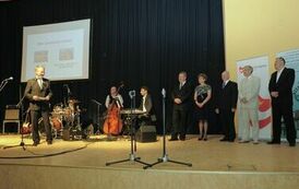 Wręczenie nagr&oacute;d laureatom VI edycji konkursu &bdquo;Orzeł Powiatu Gnieźnieńskiego dla Przedsiębiorczości 2009-2011&rdquo; w kategorii małe przedsiębiorstwo.