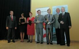 Wręczenie nagr&oacute;d laureatom VI edycji konkursu &bdquo;Orzeł Powiatu Gnieźnieńskiego dla Przedsiębiorczości 2009-2011&rdquo; w kategorii mikroprzedsiębiorstwo.