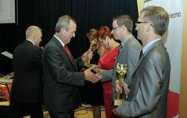 Wręczenie nagr&oacute;d laureatom VI edycji konkursu &bdquo;Orzeł Powiatu Gnieźnieńskiego dla Przedsiębiorczości 2009-2011&rdquo; w kategorii mikroprzedsiębiorstwo.