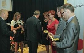 Wręczenie nagr&oacute;d laureatom VI edycji konkursu &bdquo;Orzeł Powiatu Gnieźnieńskiego dla Przedsiębiorczości 2009-2011&rdquo; w kategorii mikroprzedsiębiorstwo.