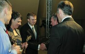 Wręczenie nagr&oacute;d laureatom VI edycji konkursu &bdquo;Orzeł Powiatu Gnieźnieńskiego dla Przedsiębiorczości 2009-2011&rdquo; w kategorii debiut gospodarczy.