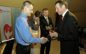 Wręczenie nagr&oacute;d laureatom VI edycji konkursu &bdquo;Orzeł Powiatu Gnieźnieńskiego dla Przedsiębiorczości 2009-2011&rdquo; w kategorii debiut gospodarczy.