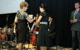 Wręczenie wyr&oacute;żnień &bdquo;Złoty Orzeł Powiatu Gnieźnieńskiego dla Przedsiębiorczości&rdquo;.