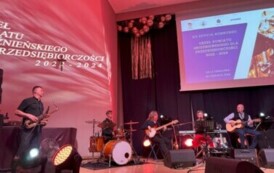 Gala finałowa konkursu "Orzeł Powiatu Gnieźnieńskiego dla Przedsiębiorczości 2022-2024" - Akustyczna Radiostacja.