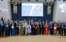 Wspólne zdjęcie laureatów 12. edycji konkursu „Orzeł Powiatu Gnieźnieńskiego dla Przedsiębiorczości 2022-2024”, patronów konkursu oraz członków kapituły.