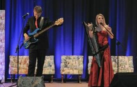 Mini koncert w wykonaniu duetu: Jadwiga Tomczyńska i Maksymilian Ambroziak.