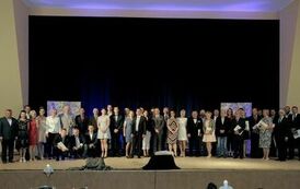 Wsp&oacute;lne pamiątkowe zdjęcie laureat&oacute;w.