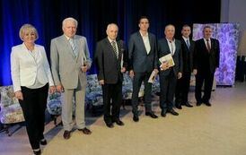 Laureaci konkursu z okolicznościowymi dyplomami.