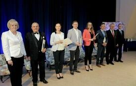 Laureaci konkursu z okolicznościowymi dyplomami.