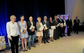 Laureaci konkursu z okolicznościowymi dyplomami.