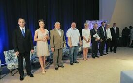 Laureaci konkursu z okolicznościowymi dyplomami.