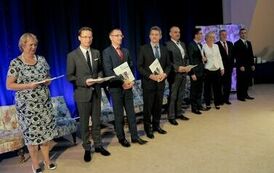 Laureaci konkursu z okolicznościowymi dyplomami.