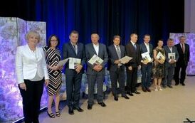 Laureaci konkursu z okolicznościowymi dyplomami.