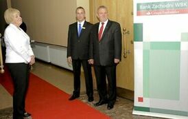 Patroni konkursu: Beata Tarczyńska &ndash; Starosta Gnieźnieński i Stefan Pokładecki &ndash; Starszy Cechu Rzemiosła i Małej Przedsiębiorczości w Gnieźnie oraz reprezentujący partnera jubileuszu Bank Zachodni WBK &ndash; Dyrektor Sławomir Str&oacute;żyk.