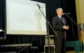 Gratulacje laureatom składa senator Piotr Gruszczyński.