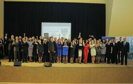 Wsp&oacute;lne zdjęcie laureat&oacute;w VII edycji konkursu &bdquo;Orzeł Powiatu Gnieźnieńskiego dla Przedsiębiorczości 2011-2013&rdquo;, patron&oacute;w konkursu oraz członk&oacute;w kapituły.