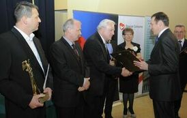 Wręczenie wyr&oacute;żnień &bdquo;Złoty Orzeł Powiatu Gnieźnieńskiego dla Przedsiębiorczości&rdquo;.