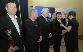 Wręczenie wyr&oacute;żnień &bdquo;Złoty Orzeł Powiatu Gnieźnieńskiego dla Przedsiębiorczości&rdquo;.