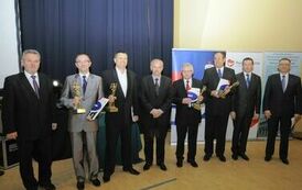 Wręczenie nagr&oacute;d laureatom VII edycji konkursu &bdquo;Orzeł Powiatu Gnieźnieńskiego dla Przedsiębiorczości 2011-2013&rdquo; w kategorii innowator.