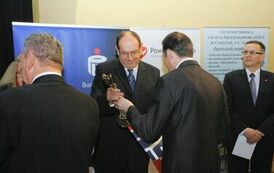 Wręczenie nagr&oacute;d laureatom VII edycji konkursu &bdquo;Orzeł Powiatu Gnieźnieńskiego dla Przedsiębiorczości 2011-2013&rdquo; w kategorii innowator.