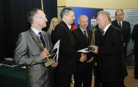 Wręczenie nagr&oacute;d laureatom VII edycji konkursu &bdquo;Orzeł Powiatu Gnieźnieńskiego dla Przedsiębiorczości 2011-2013&rdquo; w kategorii innowator.