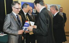 Wręczenie nagr&oacute;d laureatom VII edycji konkursu &bdquo;Orzeł Powiatu Gnieźnieńskiego dla Przedsiębiorczości 2011-2013&rdquo; w kategorii innowator.