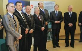 Wręczenie nagr&oacute;d laureatom VII edycji konkursu &bdquo;Orzeł Powiatu Gnieźnieńskiego dla Przedsiębiorczości 2011-2013&rdquo; w kategorii innowator.