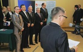 Wręczenie nagr&oacute;d laureatom VII edycji konkursu &bdquo;Orzeł Powiatu Gnieźnieńskiego dla Przedsiębiorczości 2011-2013&rdquo; w kategorii innowator.