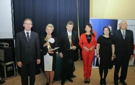 Wręczenie nagr&oacute;d laureatom VII edycji konkursu &bdquo;Orzeł Powiatu Gnieźnieńskiego dla Przedsiębiorczości 2011-2013&rdquo; w kategorii inwestor.