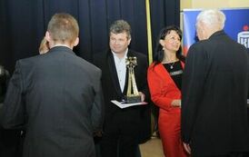 Wręczenie nagr&oacute;d laureatom VII edycji konkursu &bdquo;Orzeł Powiatu Gnieźnieńskiego dla Przedsiębiorczości 2011-2013&rdquo; w kategorii inwestor.