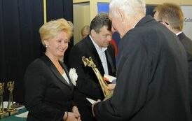 Wręczenie nagr&oacute;d laureatom VII edycji konkursu &bdquo;Orzeł Powiatu Gnieźnieńskiego dla Przedsiębiorczości 2011-2013&rdquo; w kategorii inwestor.