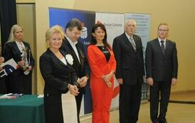 Wręczenie nagr&oacute;d laureatom VII edycji konkursu &bdquo;Orzeł Powiatu Gnieźnieńskiego dla Przedsiębiorczości 2011-2013&rdquo; w kategorii inwestor.