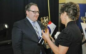 Wręczenie nagr&oacute;d laureatom VII edycji konkursu &bdquo;Orzeł Powiatu Gnieźnieńskiego dla Przedsiębiorczości 2011-2013&rdquo; w kategorii eksporter.