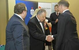 Wręczenie nagr&oacute;d laureatom VII edycji konkursu &bdquo;Orzeł Powiatu Gnieźnieńskiego dla Przedsiębiorczości 2011-2013&rdquo; w kategorii eksporter.