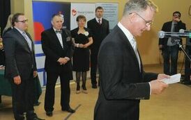 Wręczenie nagr&oacute;d laureatom VII edycji konkursu &bdquo;Orzeł Powiatu Gnieźnieńskiego dla Przedsiębiorczości 2011-2013&rdquo; w kategorii eksporter.