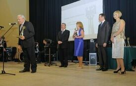 Wręczenie nagr&oacute;d laureatom VII edycji konkursu &bdquo;Orzeł Powiatu Gnieźnieńskiego dla Przedsiębiorczości 2011-2013&rdquo; w kategorii średnie przedsiębiorstwo.